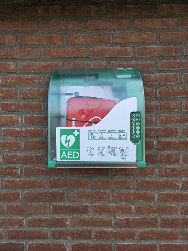 AED gehangen Koetjes & Kalfjes